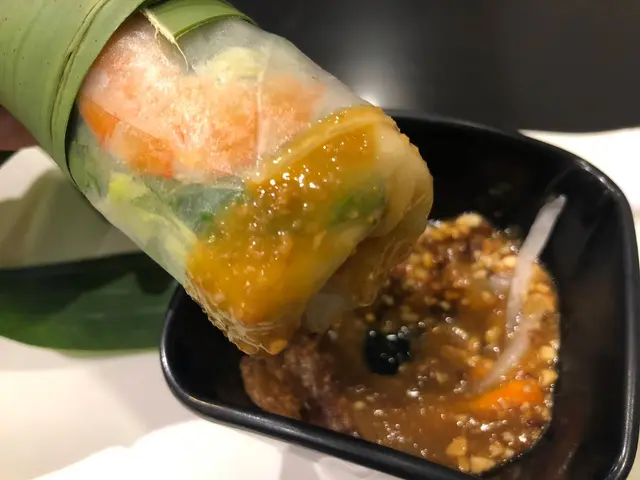 蘸上炒香嘅花生碎秘製海鮮醬，味道更香更惹味～👍🏾