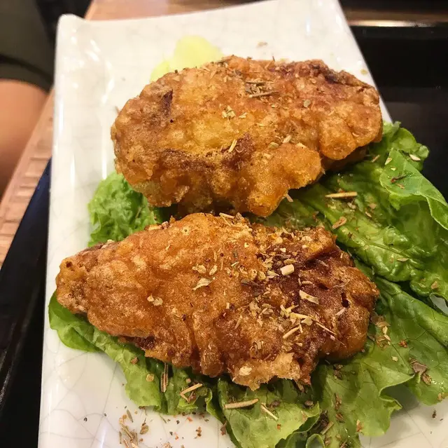 出面有一大舊麵粉再炸 係即叫即炸熱辣辣 所以要得耐D 好似細個係小食部會食到嗰種炸雞翼 新鮮炸出黎點都好食 好大隻多肉又唔會太鹹 👍
