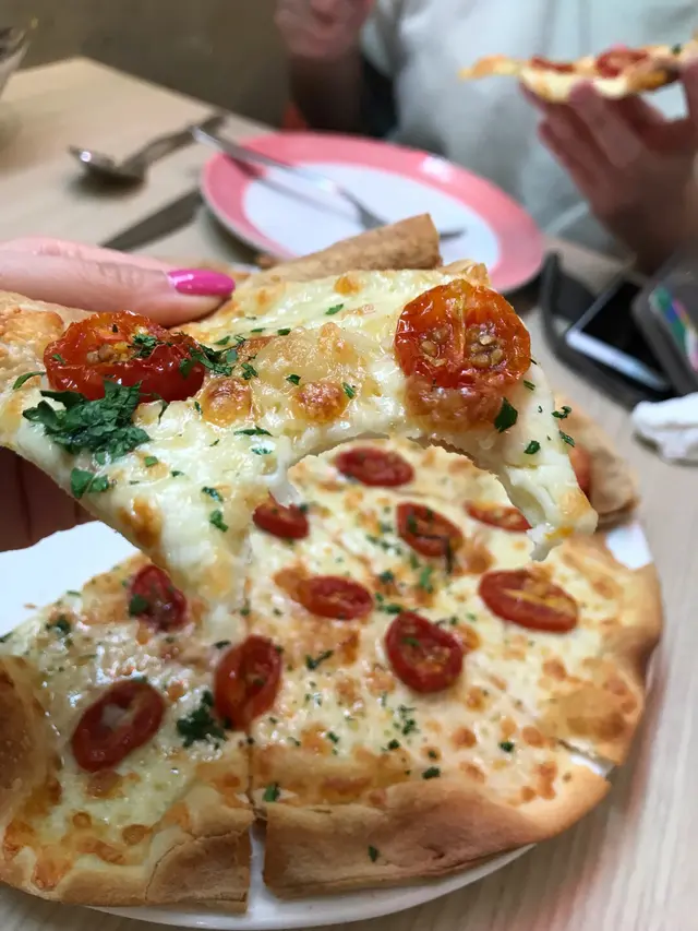 風乾意大利車厘茄、蒜蓉及煙芝士薄餅