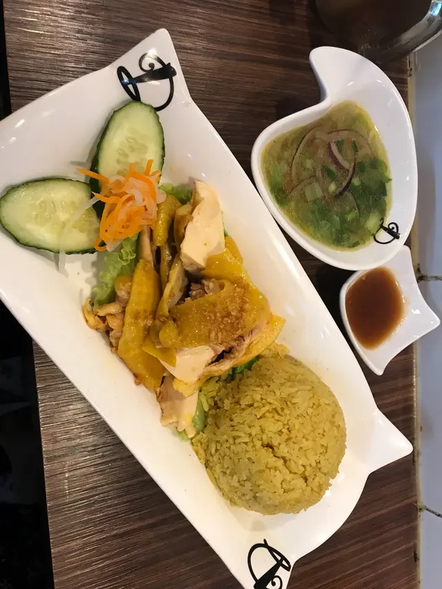 招牌越男仔海南雞配黃薑飯