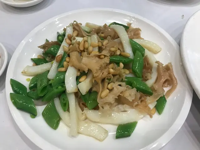 燒汁松子繡球珍菌炒花姿柳