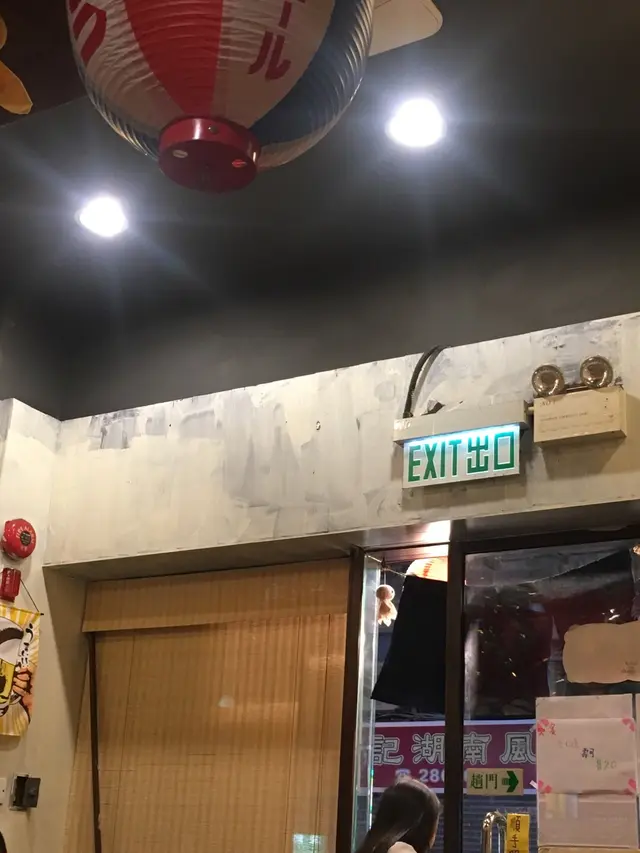 以前環境好靚  木板牆  宜家轉手後  油到一忽忽  呢到當客人睇唔到咁  成個餐廳環境感覺冇變  應該裝修都可以慳返  不過一罐油  都唔應該咁慳...