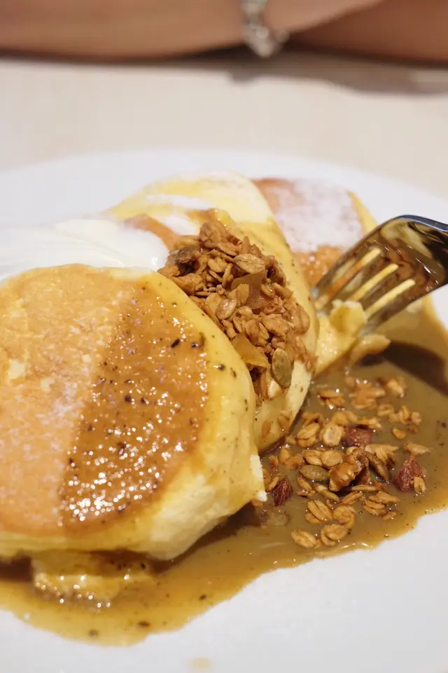 奶茶醬 。鮮忌廉 。蘋果肉桂穀物