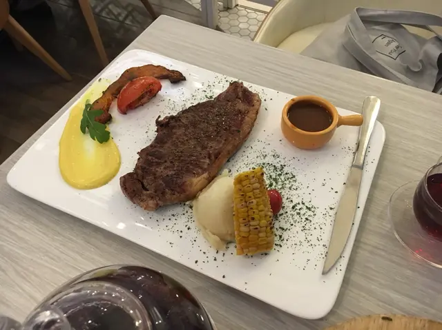 美國安格斯西冷牛扒配燒汁