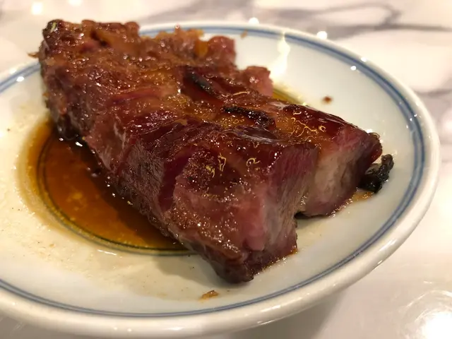 足足有2-3cm厚嘅叉燒，
肉質軟腍，蜜味香口，非一般嘅好味！
一客仲有6至7件，性價比高！😎