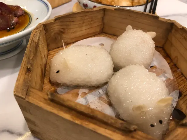 賣相精緻，別出心裁！
外皮係用西米做，咬起來煙煙韌韌，
裏面包着雞肉和花生，鹹甜香口，
睇得有食得！😏