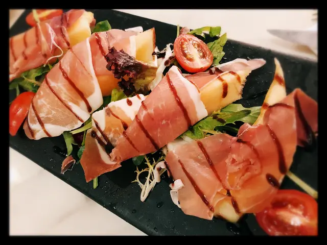 哈密瓜巴馬火腿配黑醋火箭菜