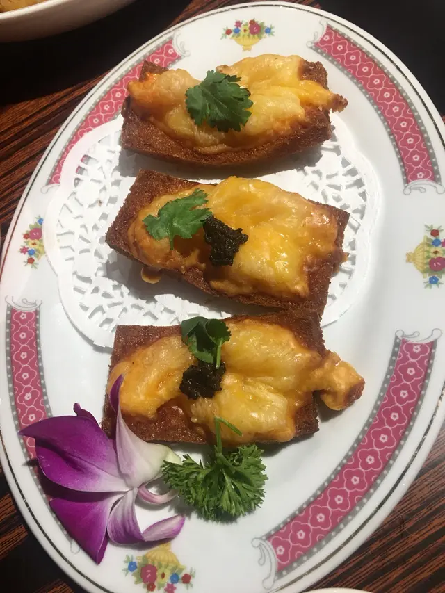 原隻大蝦喺多士面...又夠脆...黑松露味好出！正～