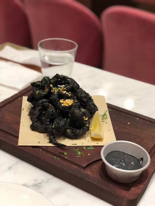 炸魷魚圈配墨汁蛋黃醬