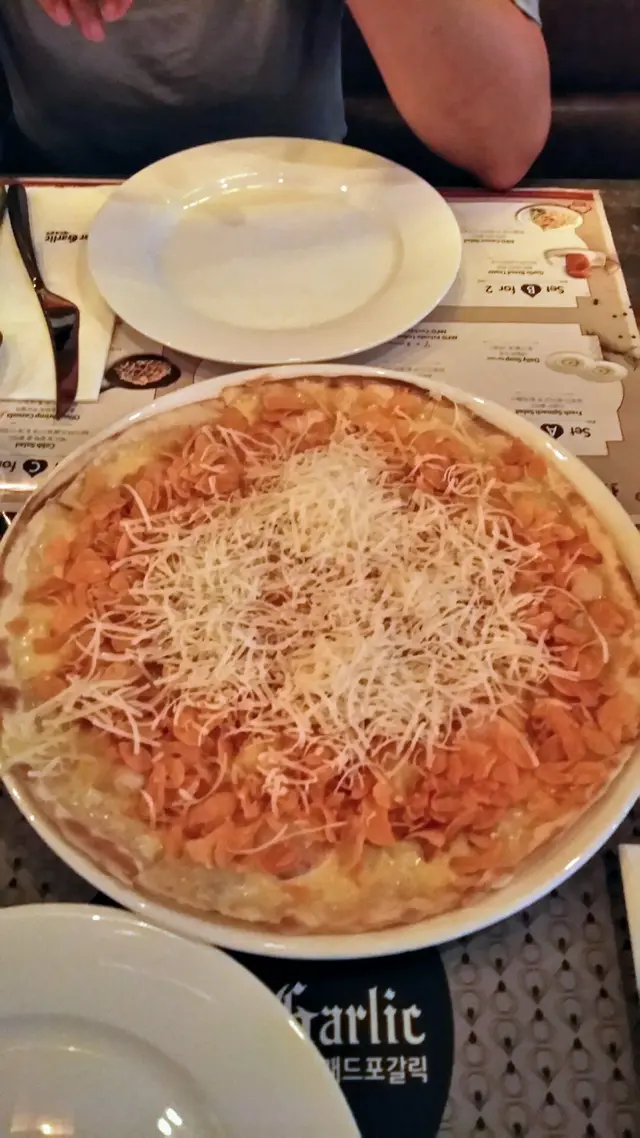 Garlic snowing pizza