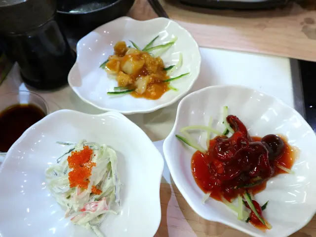 蟹籽沙律﹑芝麻八爪魚﹑味付螺肉