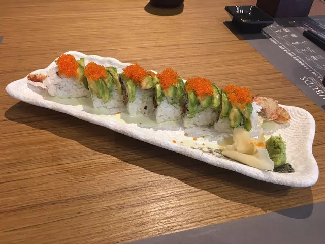 牛油果軟殼蟹卷