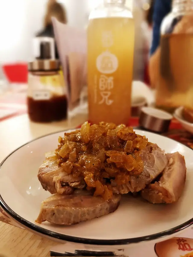 沙嗲汁是店自家調配，慢煮豬腩肉又香又淋，不會太油膩，秘製沙嗲醬汁加上了洋蔥，香濃惹味中更帶爽甜口感味道豐富。