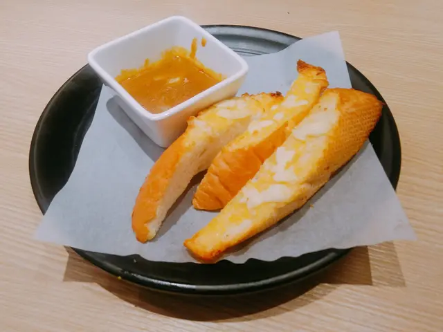 黃咖哩伴芝士焗蒜蓉包