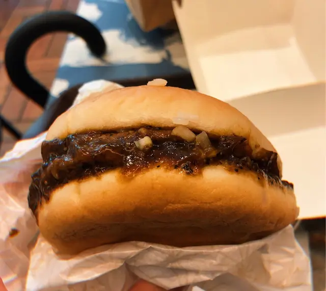 黑椒漢堡,一句講晒重點就係四樣嘢,牛肉、爆多汁、香、辣。如果你食過歷史以來,麥當勞🍔第一款到而家嘅新黑椒漢堡,你應該會有親切嘅感受,你想非常認同我講法。