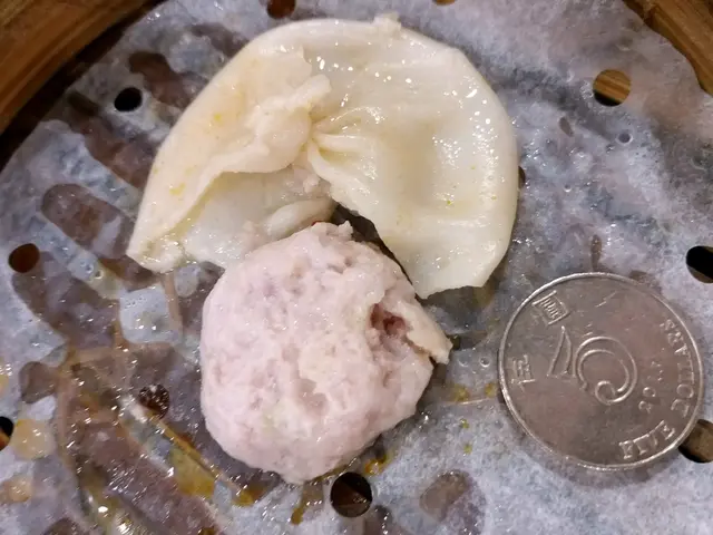 小籠包 飛碟型👎 
皮厚 肉餡脪料少 扁似5元👎
黑醋酸唔香 