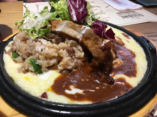 鐵板芝士韓式烤肉炒飯配醬燒豬肋骨