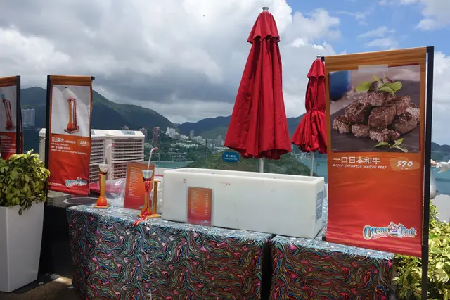 媽咪一走入餐廳門口，便嚷著要點一口和牛