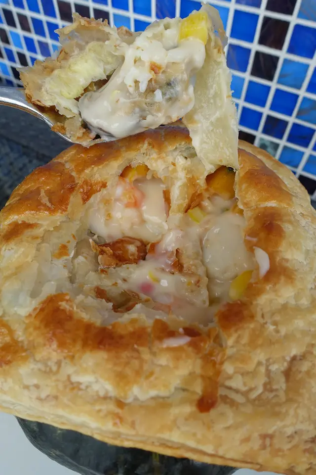 揭開酥面皮，只見所謂海鮮，十分少料！