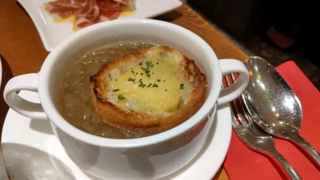 飲洋葱湯有洋葱味, 洋葱份量都極多. 同平時飲到既味道都好大分別, 夠足料. 塊包係浸淋哂既, 但充滿住洋葱味都幾正