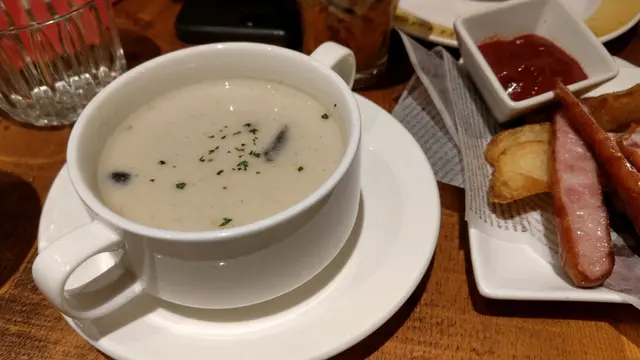 再一次, 飲磨菇湯有磨菇味, 兩碗湯都非常出色, 加好多分. 有大量磨菇蓉, 好香口