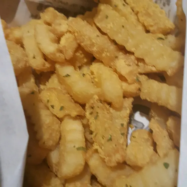香脆好味 由於薯條永遠都唔會講大話 呢個 唔使 加粉 唔使遙都已經咁好味嘅薯條誠意推薦大家食