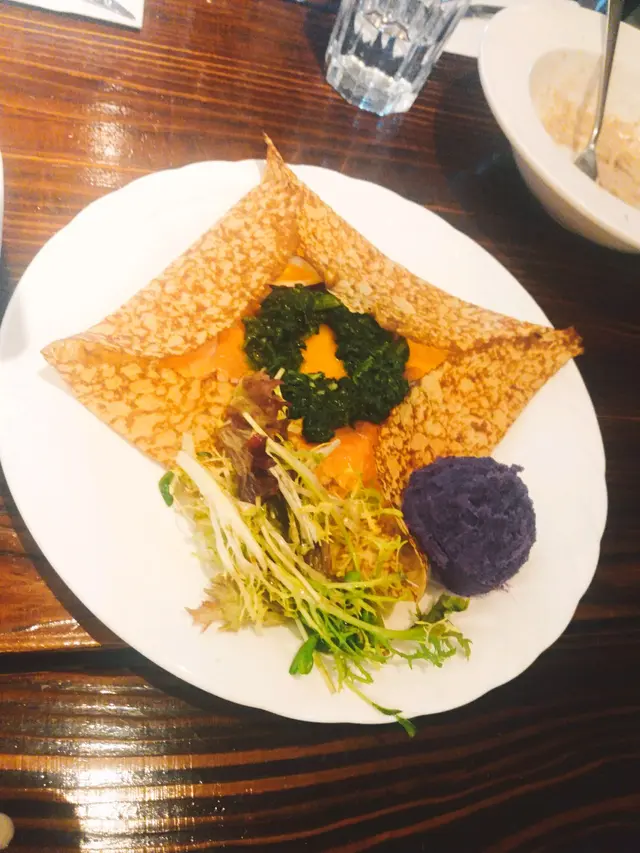 菠菜三文魚法式薄餅