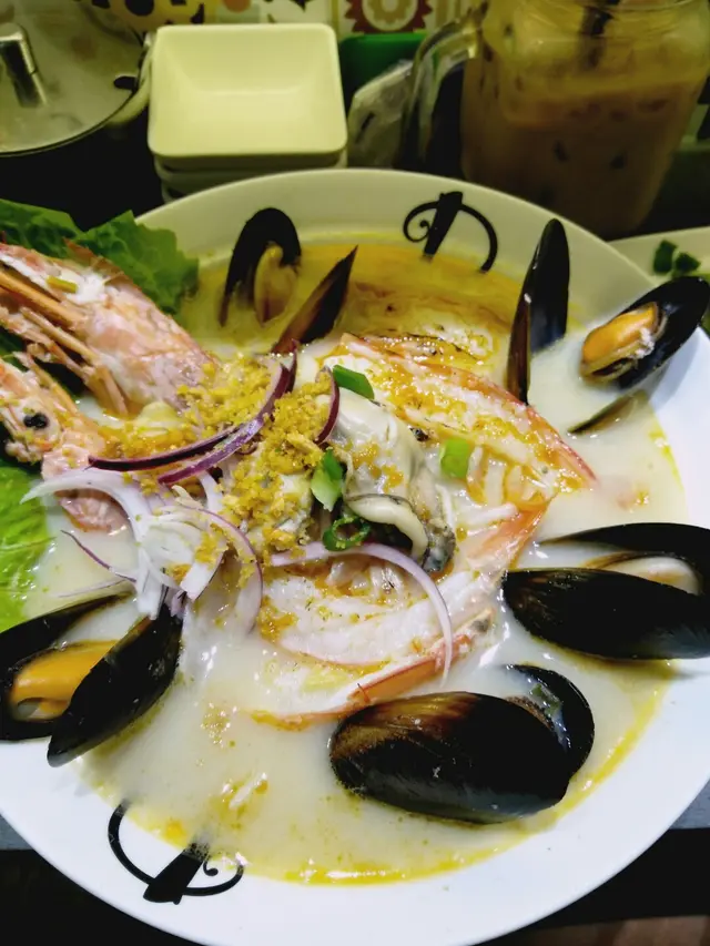 招牌海鮮椰汁酸湯檬粉