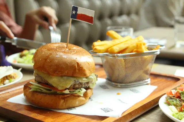 英國香濃車打芝士牛肉漢堡