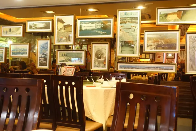 實而不華的裝潢，鏡上掛滿圖片