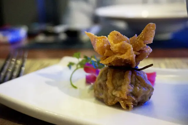 龍蝦湯伴煙肉海鮮雲吞 