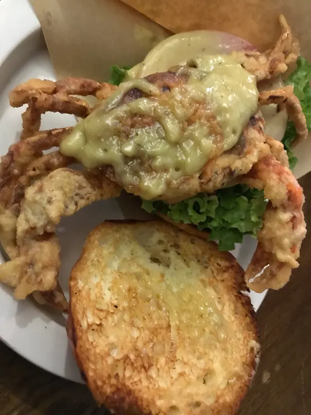 𥚃面夾著原隻軟殻蟹