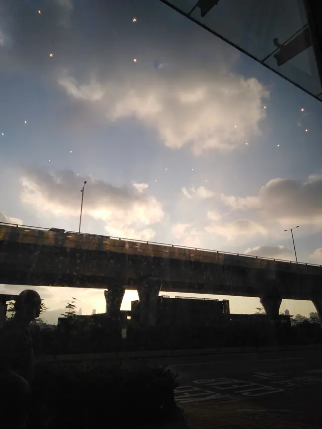 望向觀塘反轉天橋底的黄昏。