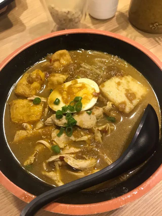 咖哩喇沙湯配手撕雞摻摻