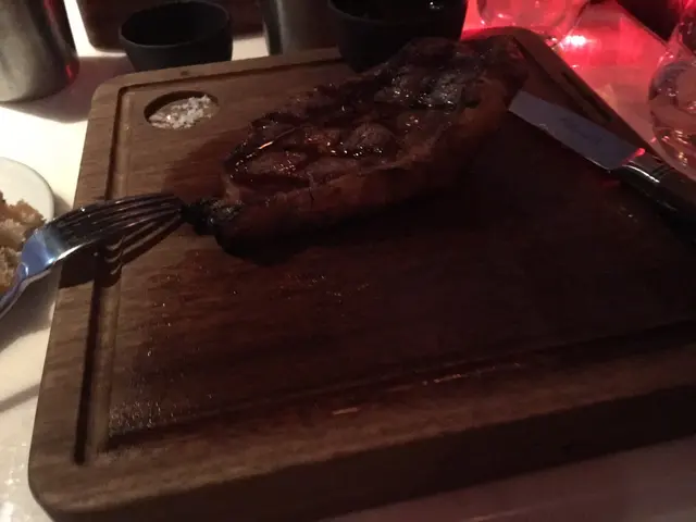 呢個價錢既西冷,有肥瘦,夠香口,岩岩5成,加埋個牛肉汁,我比滿分!