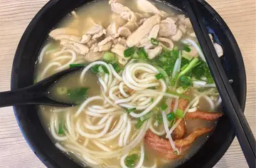 鸡丝+猪颈肉酸辣米线