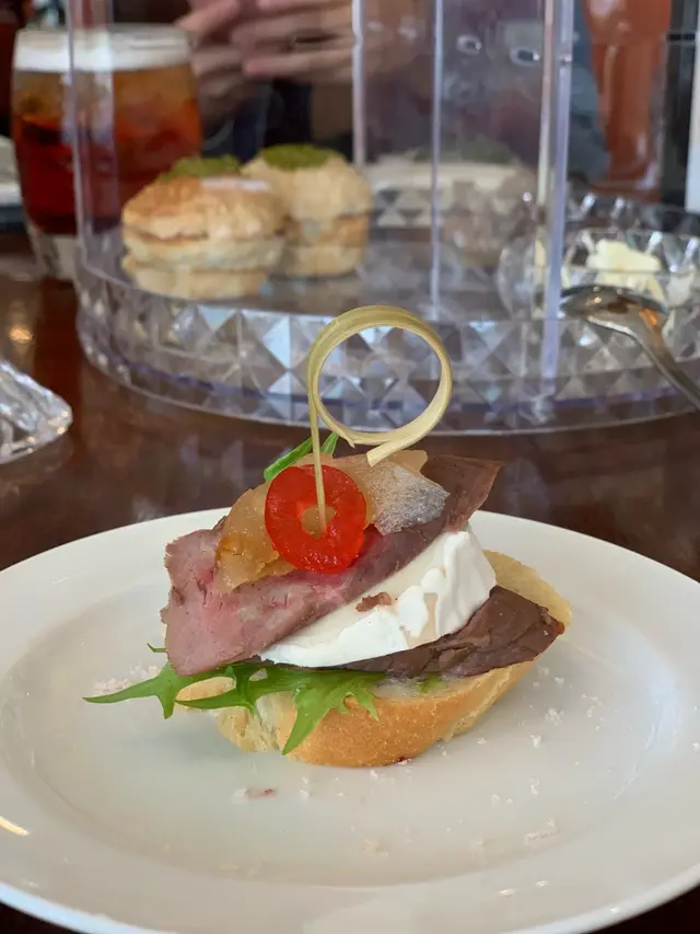 羊柳及羊奶芝士配氈酒蜜餞水果法包