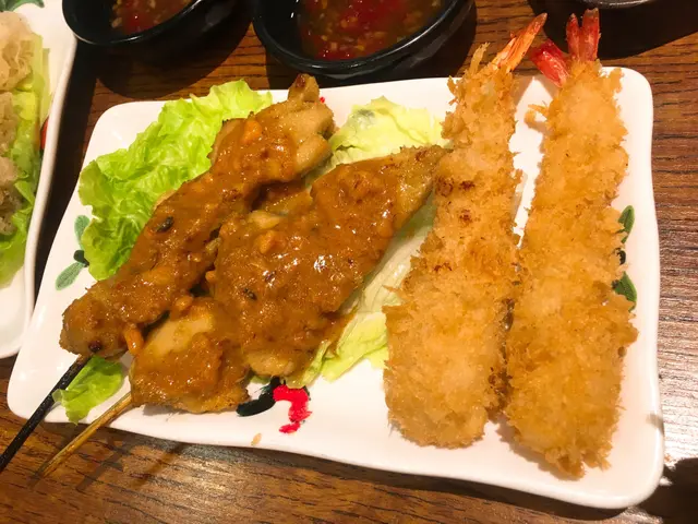 原隻棒棒脆蝦 & 惹味沙嗲雞肉串燒