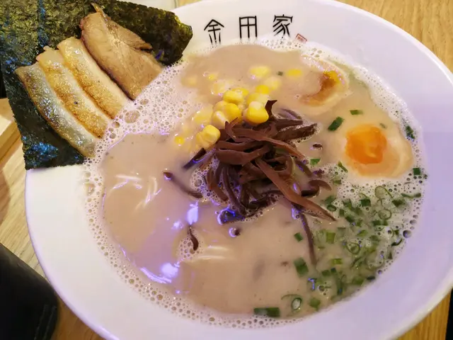 原味豚骨湯底， 配香燒腩肉叉燒，非常爽香！