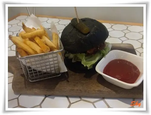 軟殼蟹泡菜竹炭漢堡配薯條