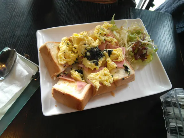 火腿搶了味失敗，厚多士無烘底無牛油好淡味又  失敗  。