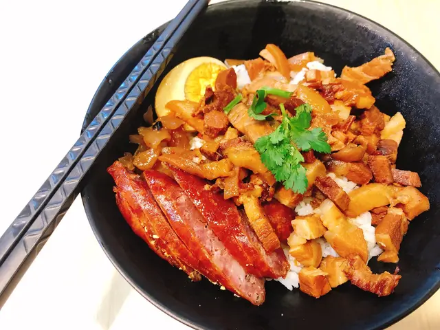 魯肉飯配滷蛋香腸