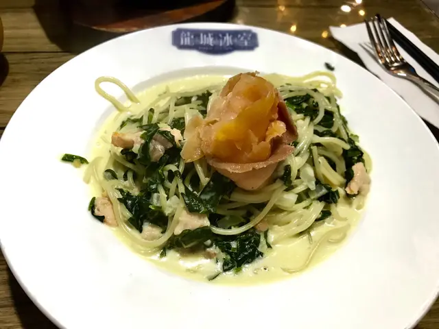 蒜蓉菠菜三文魚意粉