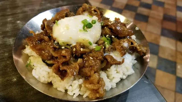 迷你烤牛肉流心蛋飯