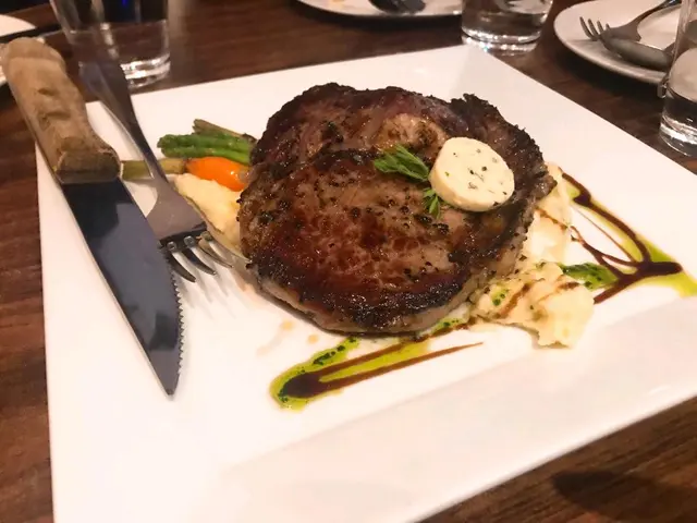 食牛排我個人口味+推介大家可以叫5成熟,第一可以食到口感,二可以食得出牛味香唔香,三係從廚師身上睇得佢煎牛扒既功價。
$288既肉眼尼講絕對係交足功課啦