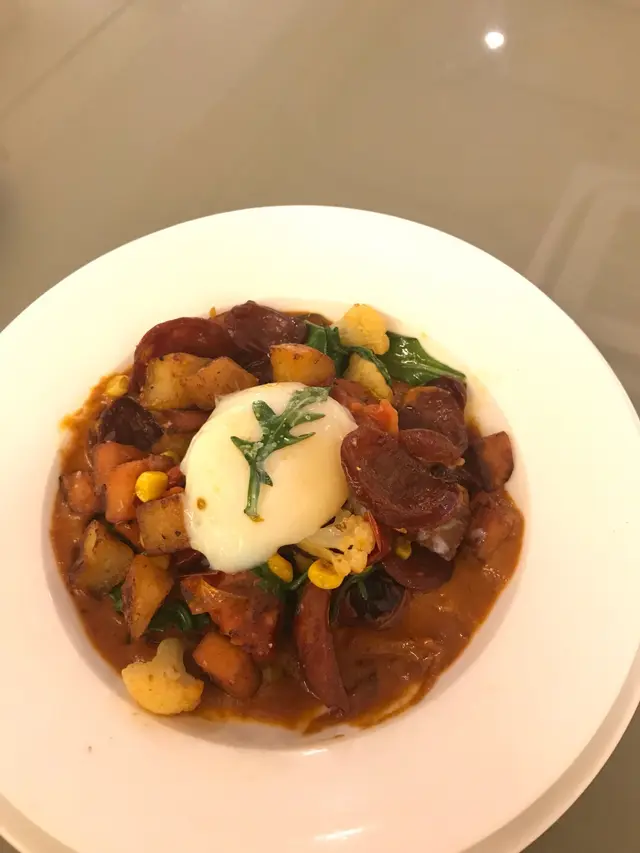 法式炒薯仔配辣肉腸及火箭菜