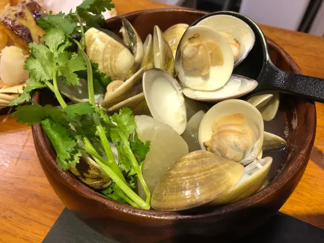 蜆嘅份量好多啊! 蜆肉鮮甜肥美, 清酒香氣濃郁香醇, 蘿蔔吸晒湯汁嘅鮮香,清甜味美 食完蜆,飲埋個清酒湯汁,一流!👍🏾