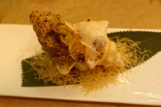 整個響螺滿載蟹肉及配料