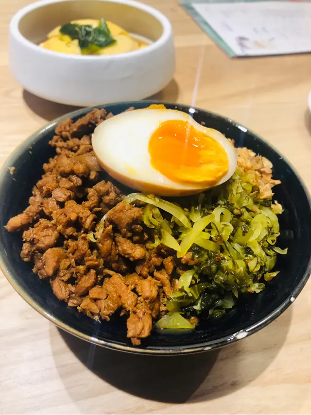 配菜有櫻花蝦值得加分，但醬汁太少，飯有點乾