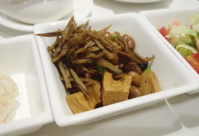 滷水花菇毛豆百頁豆腐伴醬燒牛蒡